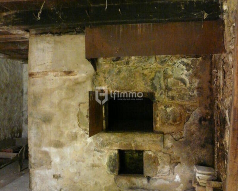 Fermette ancienne à joli potentiel - Le four à pain est une vraie pièce et un étage au-dessus qui communique avec la grange