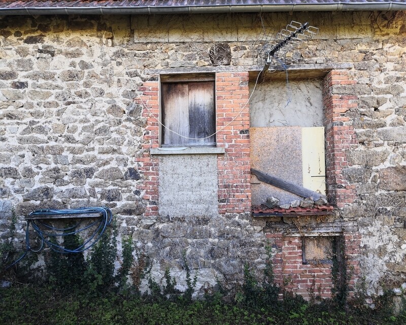 Fermette ancienne à joli potentiel - 2 portes-fenêtres partiellement rebouchées