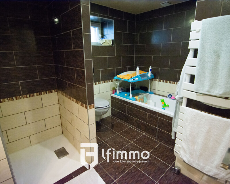 Appartement rez-de-jardin 3 pièces 80 m² à Cernay - Salle de bain