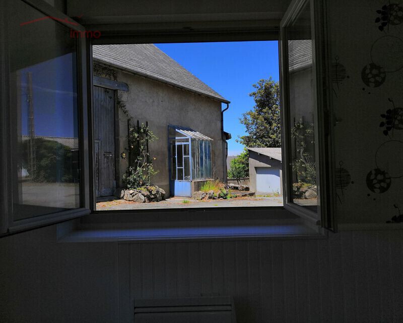 Maison de bourg avec jardin et garage non attenants - Vue d'une des fenêtres du séjour : expo Ouest