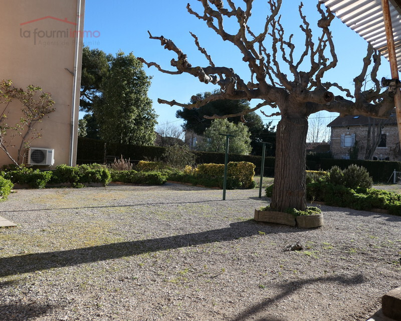 Une Maison Mitoyenne R+2 avec annexes et jardin à Salin de Giraud.  - Jardin