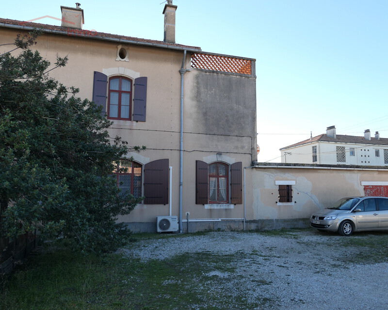 Une Maison Mitoyenne R+2 avec annexes et jardin à Salin de Giraud.  - Arrière de la maison