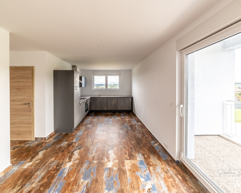 Appartement RT2012, 3 chambres, 111,25 m² habitable, balcon, parking - Séjour vers cuisine, étage