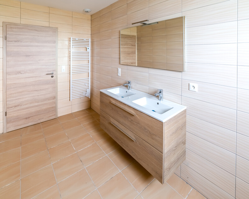 Immeuble certifié RT2012 comprenant 2 appartements - Salle d'eau avec vasques, miroir et douche à l'italienne RDC