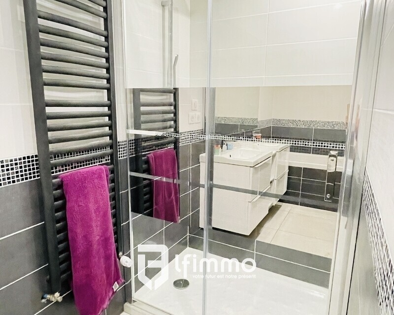 Atypique maison de 98 m² T4 3 chambres,  + terrasse 20 m² - salle de bains avec douche et baignoire  + 2 vasques
