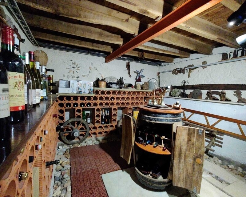Maison 6 pièces 140 m2, sous sol, garage en dépendance - Cava vins