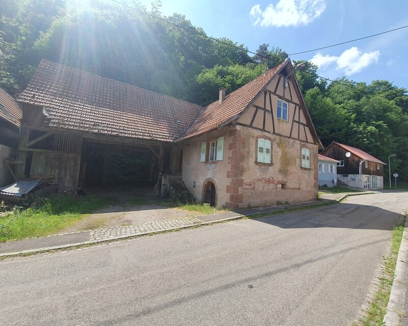 Maison avec dépendance à rénover à Rothbach. 